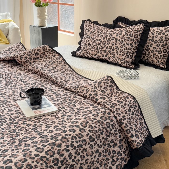 91家纺网 家纺一手货源 找家纺 金丝鸟 2025全棉黑色花边款韩式床盖 粉色豹纹