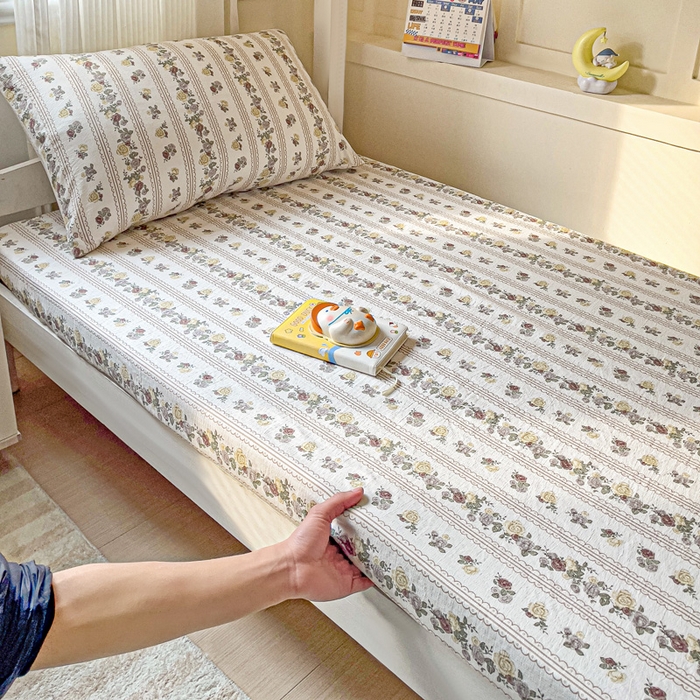 91家纺网 家纺一手货源 找家纺 纽缦家纺 2025新款云感提花双层纱学生床笠 玫瑰哒