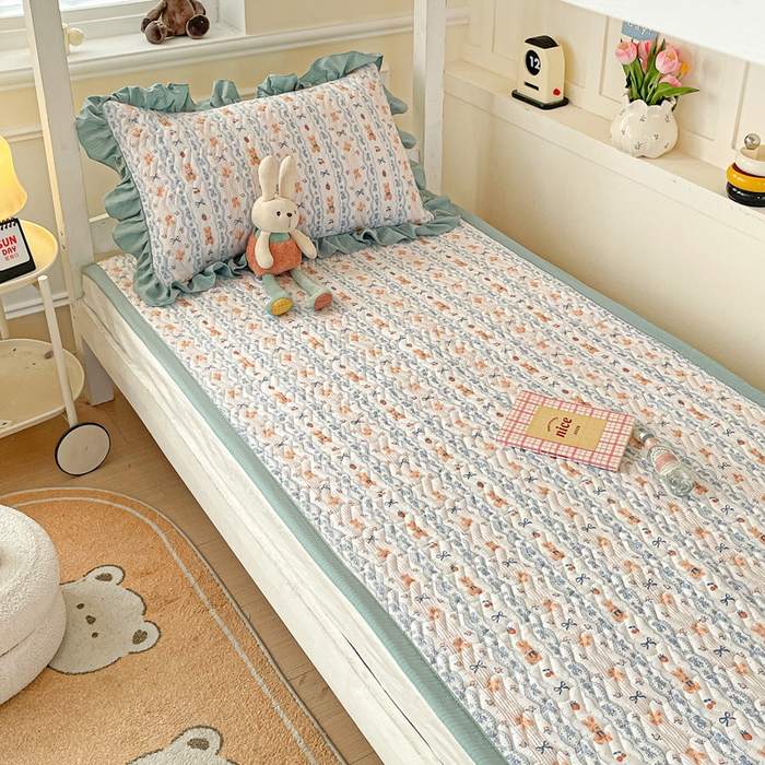 91家纺网 家纺一手货源 找家纺 纽缦家纺 2025新款云感提花双层纱学生床垫 他和她的兔