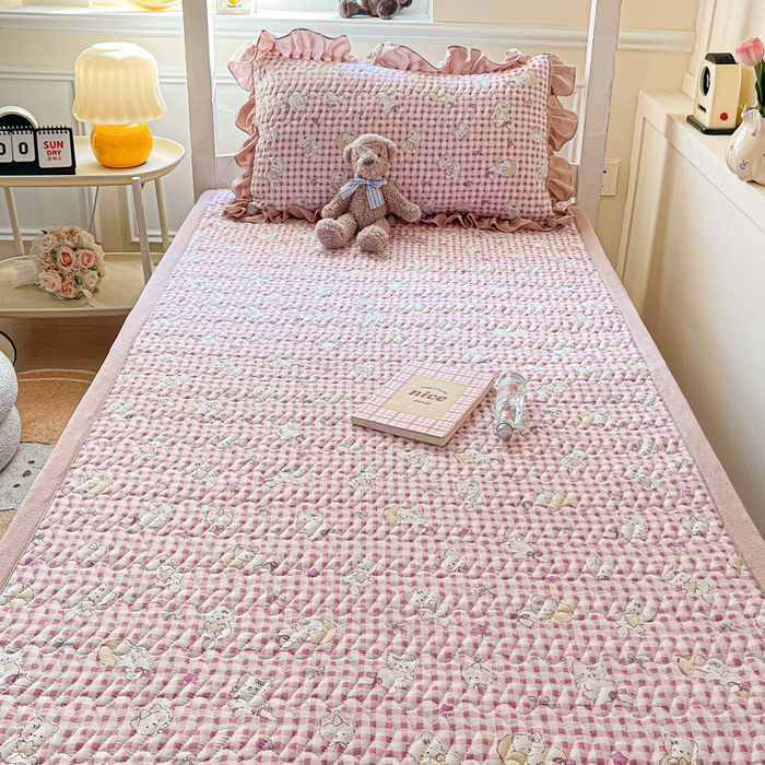 91家纺网 家纺一手货源 找家纺 纽缦家纺 2025新款云感提花双层纱学生床垫 猫猫晚宴