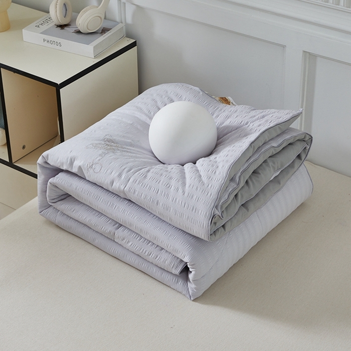 91家纺网 家纺一手货源 找家纺 羽涵家纺 2025新款抗菌皱皱纱水洗棉绒冬被 云雾灰