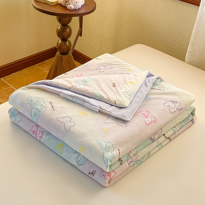 91家纺网 家纺一手货源 找家纺 小禹仔 2025新款针织凉感丝印花夏被夏凉被 翩翩起舞粉