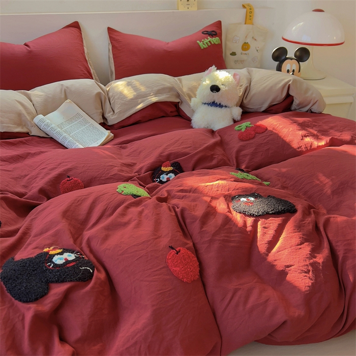 91家纺网 家纺一手货源 找家纺 易辰美 2025新款超柔水洗棉毛巾绣四件套 黑猫(安可拉红+奶杏)