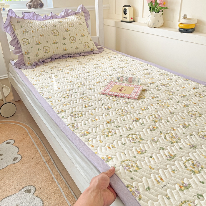 91家纺网 家纺一手货源 找家纺 纽缦家纺 2025新款云感提花双层纱学生床垫 兔子的欢喜