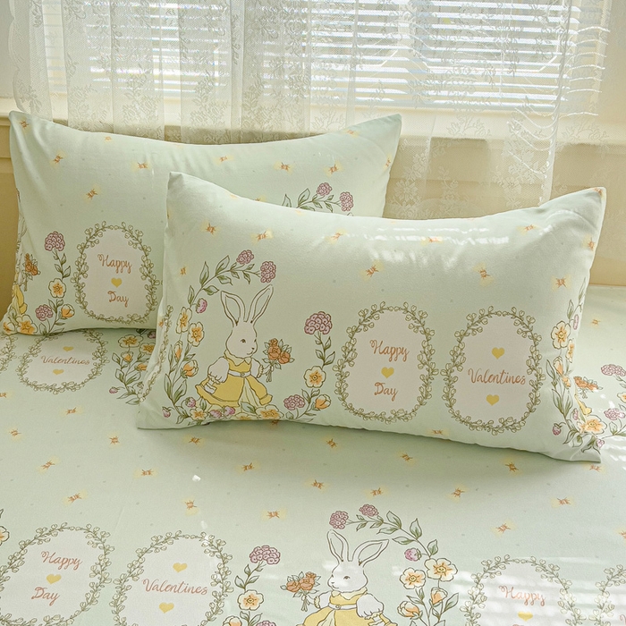 91家纺网 家纺一手货源 找家纺 极梦家纺（支持定制）  2025新款春秋130克加厚植物羊绒磨毛印花单床裙三件套 花语萌兔