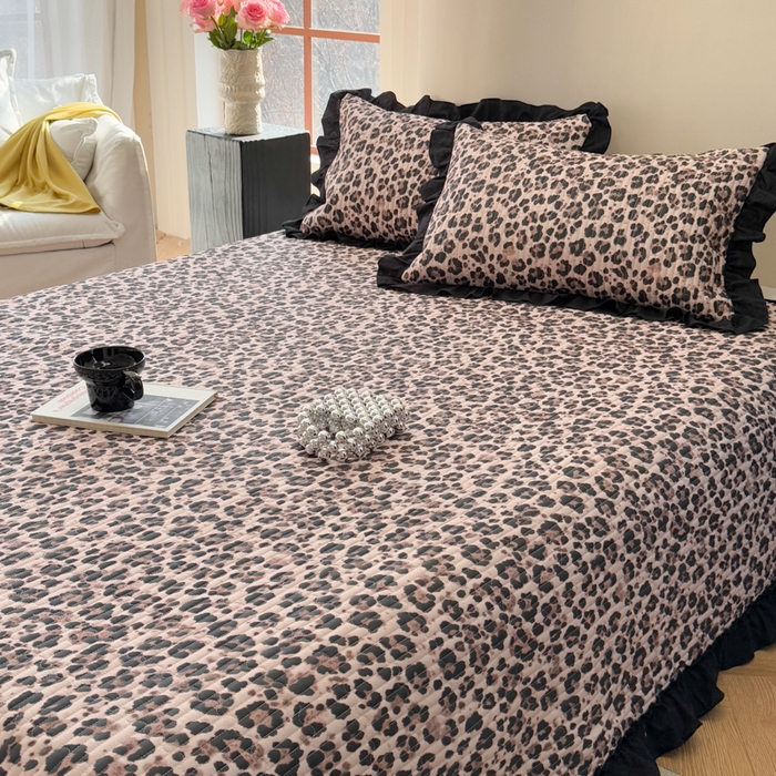 91家纺网 家纺一手货源 找家纺 金丝鸟 2025全棉黑色花边款韩式床盖 粉色豹纹