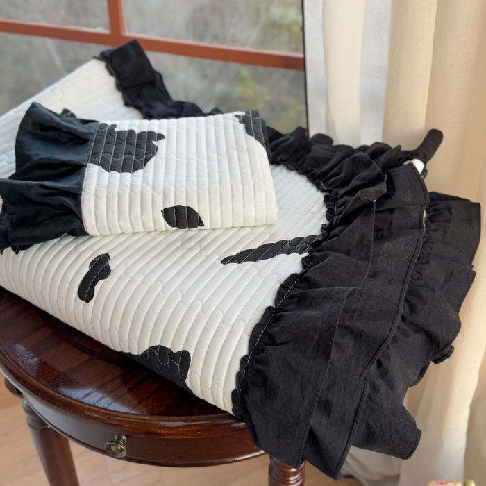 91家纺网 家纺一手货源 找家纺 金丝鸟 2025全棉黑色花边款韩式床盖 奶牛纹