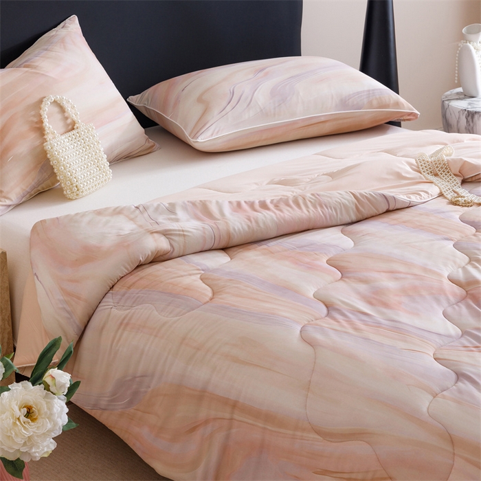 91家纺网 家纺一手货源 找家纺 恬思语家纺 2025新款凉感丝时尚彩绘夏凉被 粉色梦幻