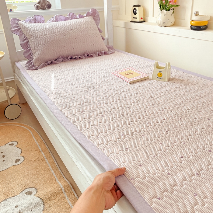 91家纺网 家纺一手货源 找家纺 纽缦家纺 2025新款云感提花双层纱学生床垫 倾心紫