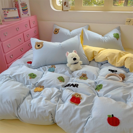 91家纺网 家纺一手货源 找家纺 易辰美 2025新款超柔水洗棉毛巾绣四件套 趣味熊(浅兰+奶黄)