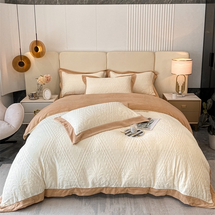 91家纺网 家纺一手货源 找家纺 金喜 2025新款高品质牛奶绒拼角四件套 南法假日-米白