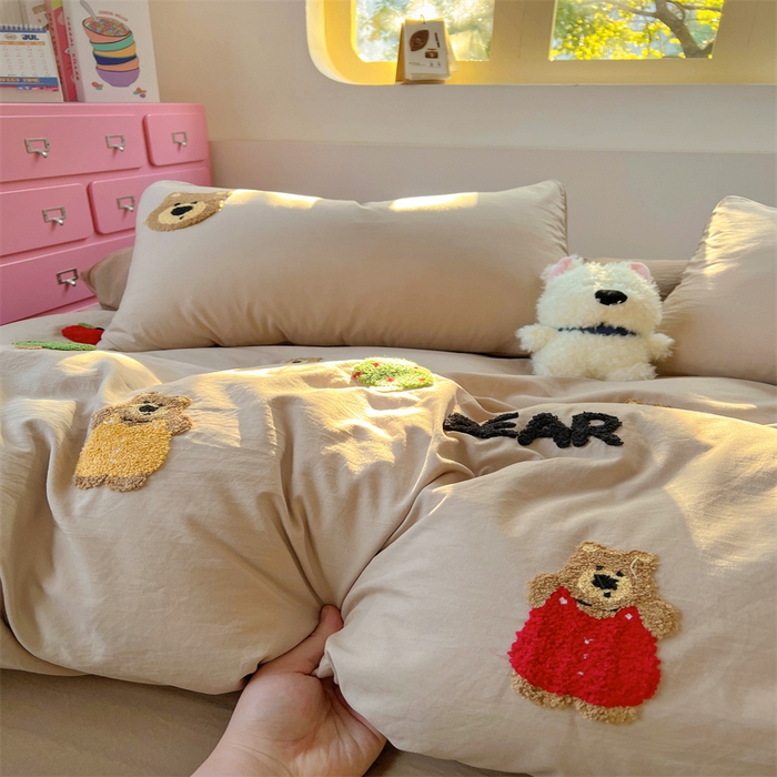 91家纺网 家纺一手货源 找家纺 易辰美 2025新款超柔水洗棉毛巾绣四件套 趣味熊(奶杏+卡其)