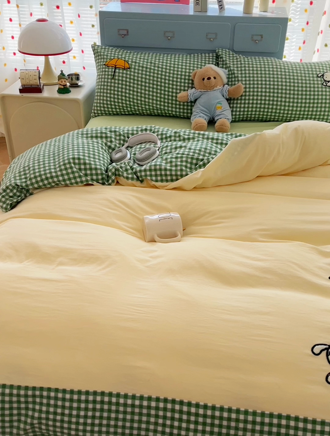 91家纺网 家纺一手货源 找家纺 2025春夏新款云朵棉水洗棉毛巾绣拼角工艺四件套 撑伞的小男孩-绿格