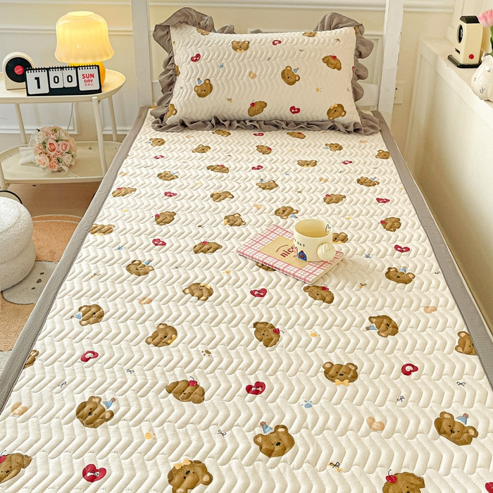 91家纺网 家纺一手货源 找家纺 纽缦家纺 2025新款云感提花双层纱学生床垫 奇妙小熊米