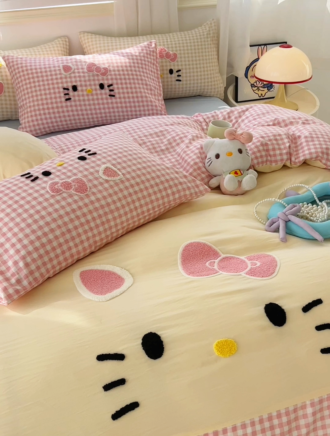 91家纺网 家纺一手货源 找家纺 2025春夏新款云朵棉水洗棉毛巾绣拼角工艺四件套 快乐猫咪-粉格