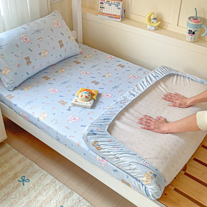 91家纺网 家纺一手货源 找家纺 纽缦家纺 2025新款云感提花双层纱学生床笠 小猫时光蓝