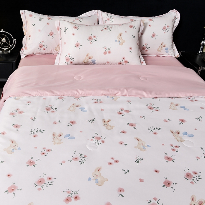 91家纺网 家纺一手货源 找家纺 千嘻汇2025新款水洗天丝真丝夏被四件套夏凉被空调被 花晨兔