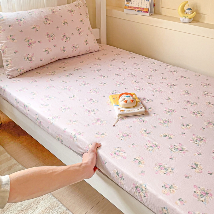 91家纺网 家纺一手货源 找家纺 纽缦家纺 2025新款云感提花双层纱学生床笠 暗恋