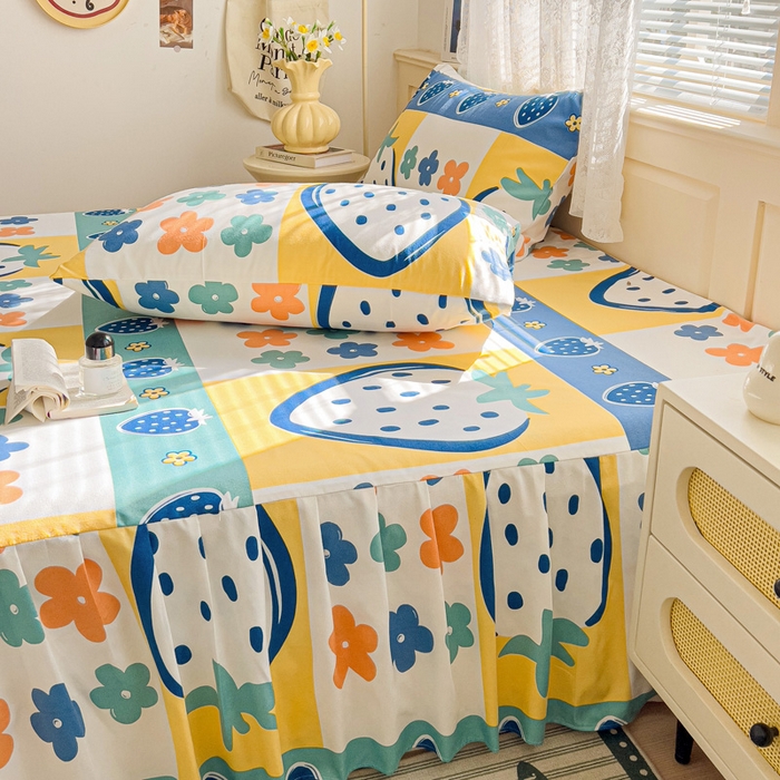 91家纺网 家纺一手货源 找家纺 极梦家纺（支持定制）  2025新款春秋130克加厚植物羊绒磨毛印花单床裙三件套 草莓花季