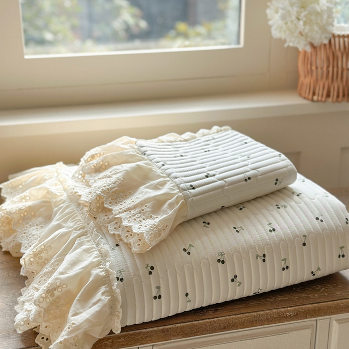 91家纺网 家纺一手货源 找家纺 金丝鸟 2025全棉镂空白色花边款韩式床盖 黑色小樱桃