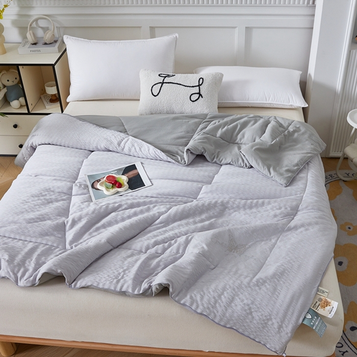 91家纺网 家纺一手货源 找家纺 羽涵家纺 2025新款抗菌皱皱纱水洗棉绒冬被 云雾灰
