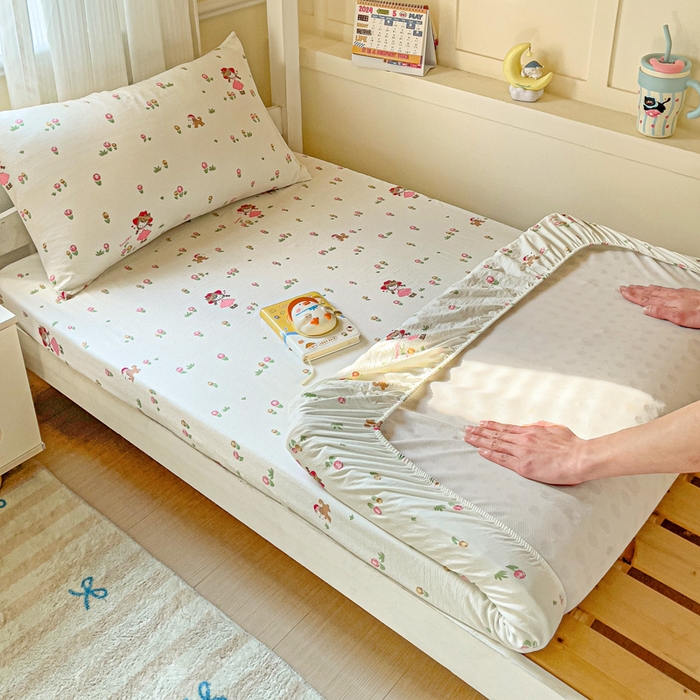 91家纺网 家纺一手货源 找家纺 纽缦家纺 2025新款云感提花双层纱学生床笠 蜜糖之恋