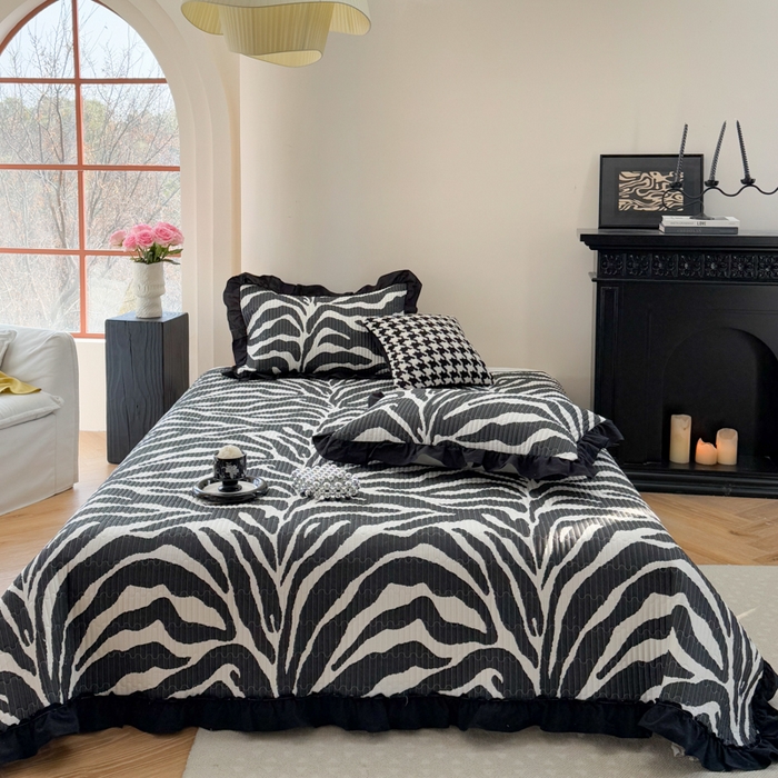 91家纺网 家纺一手货源 找家纺 金丝鸟 2025全棉黑色花边款韩式床盖 黑色斑马纹