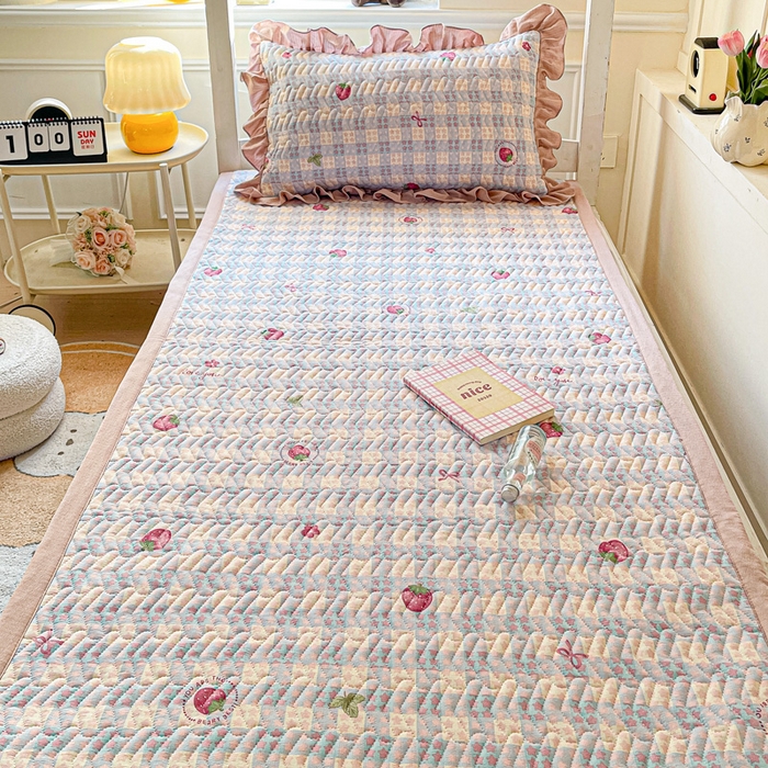 91家纺网 家纺一手货源 找家纺 纽缦家纺 2025新款云感提花双层纱学生床垫 有草莓的地方