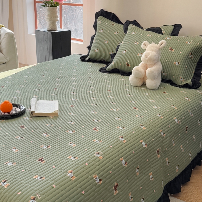 91家纺网 家纺一手货源 找家纺 金丝鸟 2025全棉黑色花边款韩式床盖 绿色斑点狗