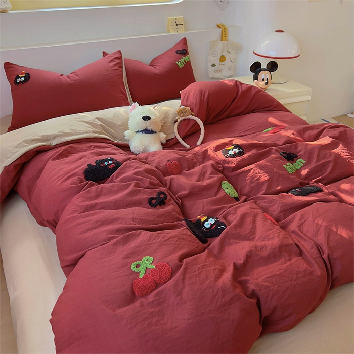 91家纺网 家纺一手货源 找家纺 易辰美 2025新款超柔水洗棉毛巾绣四件套 黑猫(安可拉红+奶杏)