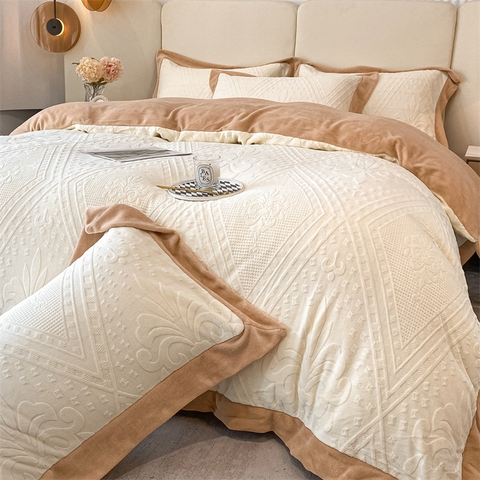 91家纺网 家纺一手货源 找家纺 金喜 2025新款高品质牛奶绒拼角四件套 南法假日-米白