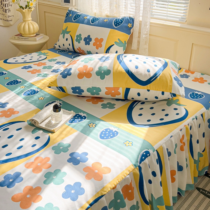 91家纺网 家纺一手货源 找家纺 极梦家纺（支持定制）  2025新款春秋130克加厚植物羊绒磨毛印花单床裙三件套 草莓花季