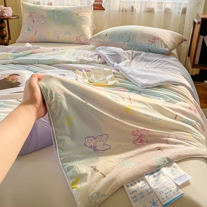 91家纺网 家纺一手货源 找家纺 小禹仔 2025新款针织凉感丝印花夏被夏凉被 翩翩起舞粉