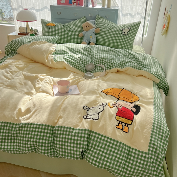 91家纺网 家纺一手货源 找家纺 2025春夏新款云朵棉水洗棉毛巾绣拼角工艺四件套 撑伞的小男孩-绿格