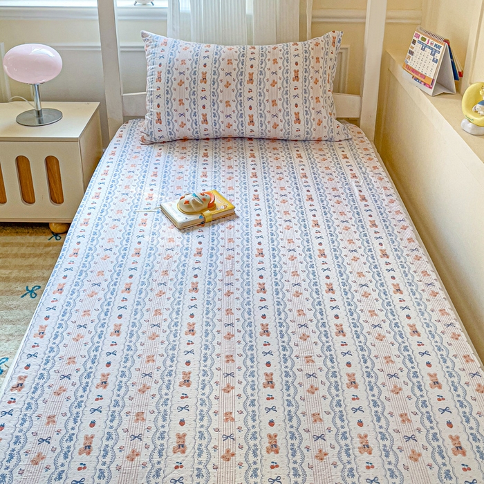 91家纺网 家纺一手货源 找家纺 纽缦家纺 2025新款云感提花双层纱学生床笠 他和她的兔