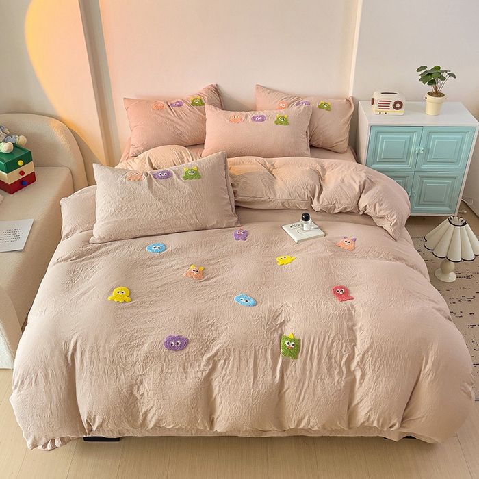 91家纺网 家纺一手货源 找家纺 韩巢家纺  2025超柔水洗棉毛巾绣床上用品四件套-小精灵系列（提供卖家秀 ） 小精灵奶咖