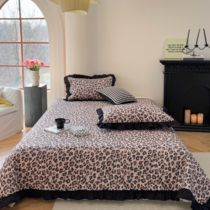 91家纺网 家纺一手货源 找家纺 金丝鸟 2025全棉黑色花边款韩式床盖 粉色豹纹