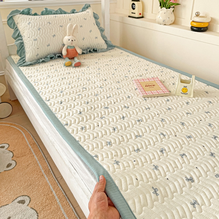 91家纺网 家纺一手货源 找家纺 纽缦家纺 2025新款云感提花双层纱学生床垫 相思蓝