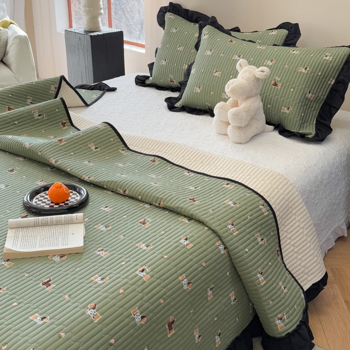 91家纺网 家纺一手货源 找家纺 金丝鸟 2025全棉黑色花边款韩式床盖 绿色斑点狗