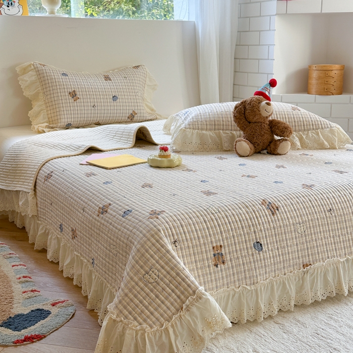 91家纺网 家纺一手货源 找家纺 金丝鸟 2025全棉镂空白色花边款韩式床盖 格子小熊