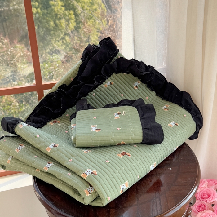 91家纺网 家纺一手货源 找家纺 金丝鸟 2025全棉黑色花边款韩式床盖 绿色斑点狗