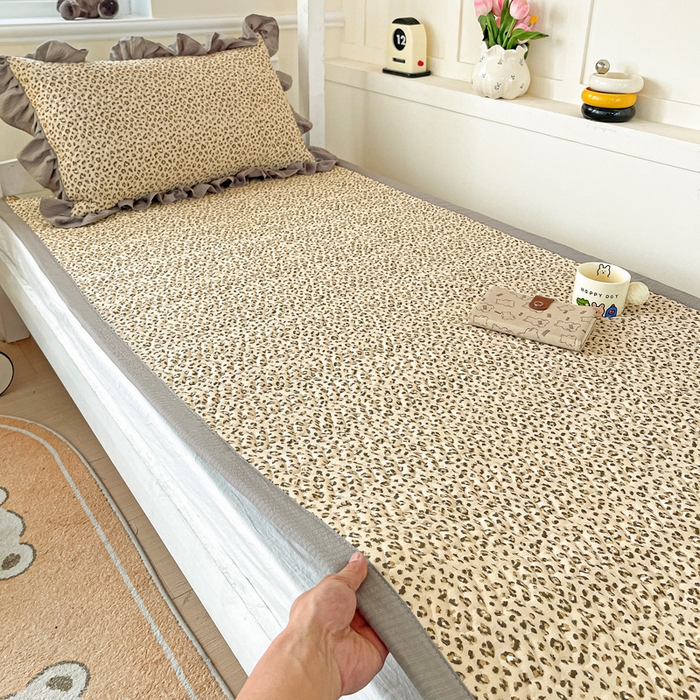 91家纺网 家纺一手货源 找家纺 纽缦家纺 2025新款云感提花双层纱学生床垫 小豹纹