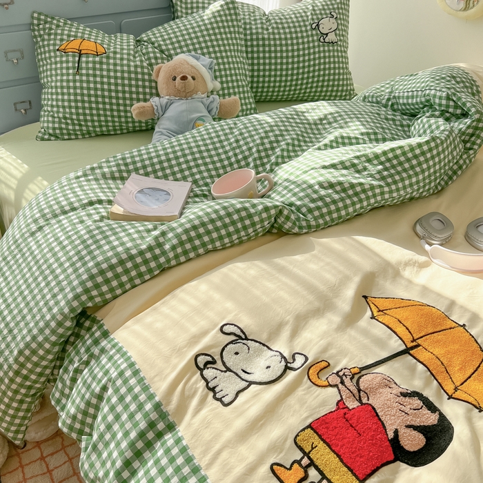 91家纺网 家纺一手货源 找家纺 2025春夏新款云朵棉水洗棉毛巾绣拼角工艺四件套 撑伞的小男孩-绿格