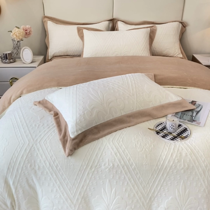 91家纺网 家纺一手货源 找家纺 金喜 2025新款高品质牛奶绒拼角四件套 南法假日-米白