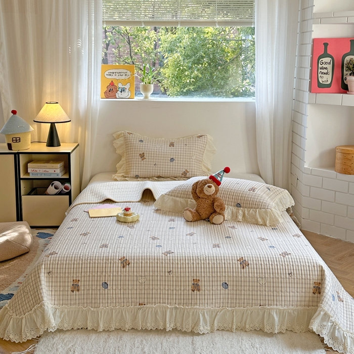 91家纺网 家纺一手货源 找家纺 金丝鸟 2025全棉镂空白色花边款韩式床盖 格子小熊