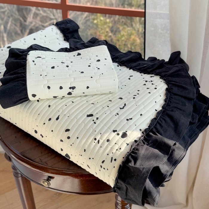 91家纺网 家纺一手货源 找家纺 金丝鸟 2025全棉黑色花边款韩式床盖 点墨