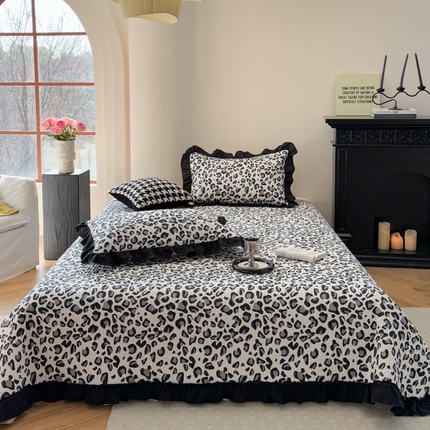 91家纺网 家纺一手货源 找家纺 （总）金丝鸟 2025全棉黑色花边款韩式床盖