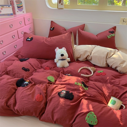 91家纺网 家纺一手货源 找家纺 易辰美 2025新款超柔水洗棉毛巾绣四件套 黑猫(安可拉红+奶杏)