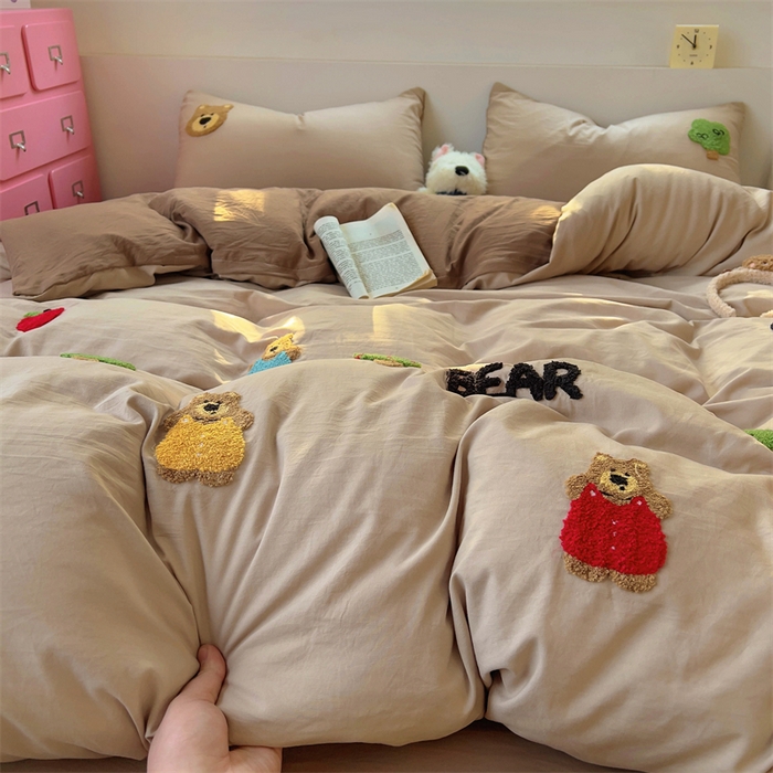 91家纺网 家纺一手货源 找家纺 易辰美 2025新款超柔水洗棉毛巾绣四件套 趣味熊(奶杏+卡其)