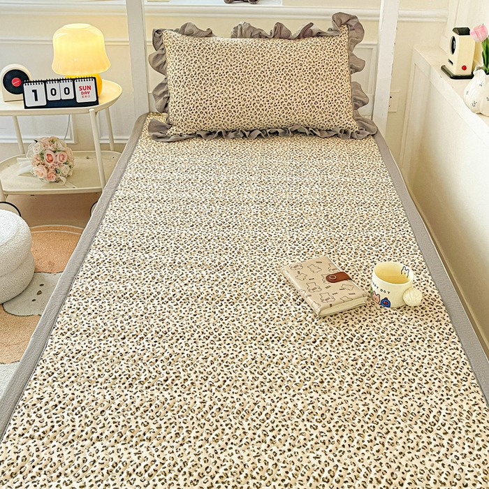 91家纺网 家纺一手货源 找家纺 纽缦家纺 2025新款云感提花双层纱学生床垫 小豹纹